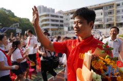 【视频】飞人“跑”进华师附小苏炳添教孩子起跑器安装方法